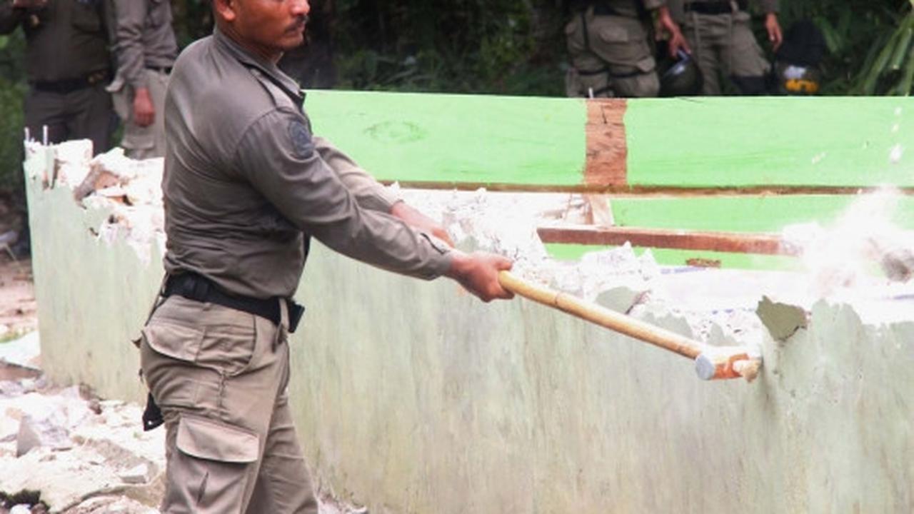 Suasana pembongkaran gereja di Aceh Singkil