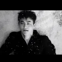 Suho dan Chanyeol EXO yang terlibat adu jotos di MV 'Sing For You' (via YouTube SMTOWN)