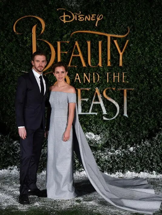 Paduan makeup yang dikenakan di wajah Emma pun tampak natural dan sangat pas untuk wajah aktris cantik tersebut. Terlebih dipadukan dengan tatanan rambut blondenya yang dibuat sangat rapi. (AFP/Bintang.com)