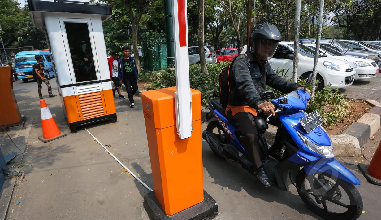 Pengendara motor saat keluar dari kawasan IRTI Monas, Jakarta, Selasa (26/5/2015). UPT Parkir Dinas Perhubungan dan Transportasi DKI Jakarta akan meningkatkan Pendapatan Asli Daerah (PAD) dari retribusi parkir. (Liputan6.com/Faizal Fanani)