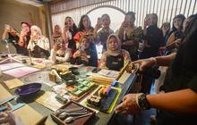 Tampil Ciamik Pakai Wastra Member Fimelahood Unjuk Gigi Bikin Sushi