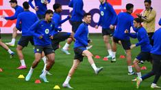 Penyerang Barcelona asal Polandia, Robert Lewandowski (tengah) melakukan pemanasan bersama rekan-rekan setimnya saat sesi latihan di Stadion Signal Iduna Park, Dortmund, Jerman pada 14 April 2025. (Ina FASSBENDER/AFP)