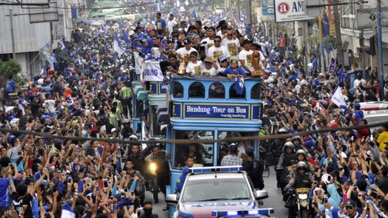 Pawai kejuaraan Persib, lautan Bobotoh birukan Bandung