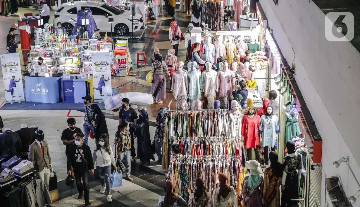Suasana Pasar Tanah Abang di Jakarta, Minggu (10/10/2021). Dilonggarkannya kebijakan PPKM di Jakarta membuat aktivitas perdagangan di Pasar Tanah Abang kembali bangkit. (Liputan6.com/Faizal Fanani)