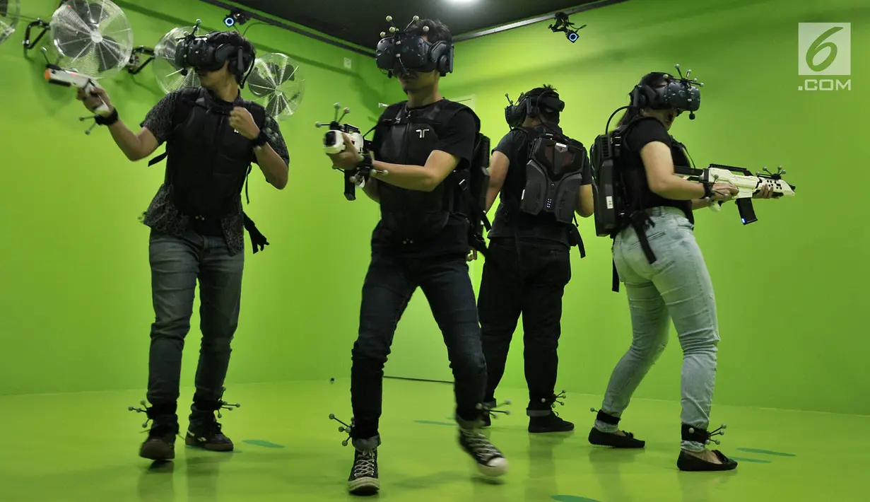 Pengunjung saat bermain Sandbox VR Experience di Lotte Shopping Avenue, Jakarta, Rabu (6/3). Permainan ini memungkinkan para pemain berinteraksi dengan objek imajinasi dalam suasana tiga dimensi secara nyata. (merdeka.com/Iqbal S. Nugroho)