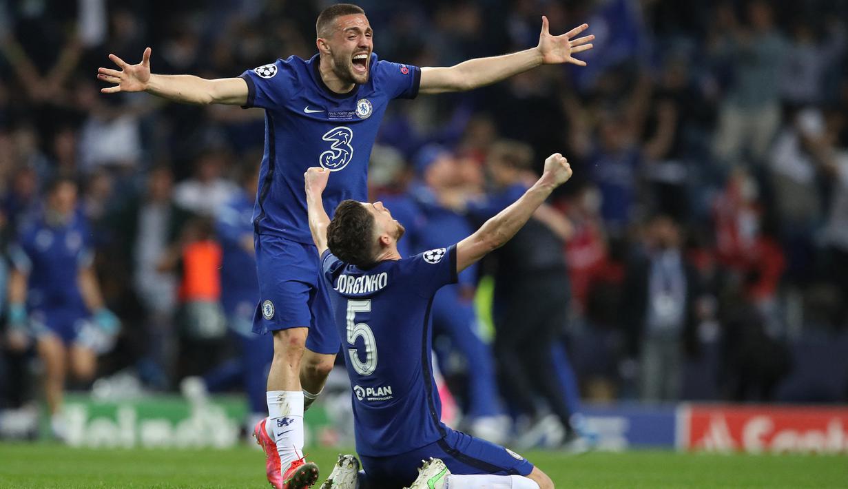 Gelandang Chelsea, Jorginho (bawah) bersama Mateo Kovacic merayakan kemenangan atas Manchester City pada laga final Liga Champions 2020/2021 di Dragao Stadium, Porto (29/5/2021). Jorginho yang bergabung dengan Chelsea pada awal musim 2018/2019 mampu membawa The Blues menjuarai Liga Champions musim 2020/2021. Pada tengah musim 2022/2023 ia memutuskan hijrah ke Arsenal dengan nilai transfer 11,3 juta euro. (AFP/Pool/Jose Coelho)
