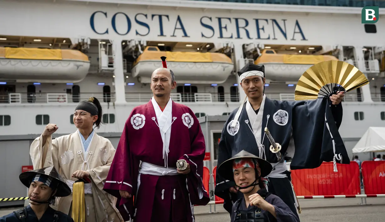 Anggota kelompok pertunjukan samurai tradisional Nagoya Omotenashi Bushotai berpose di depan kapal pesiar Costa Serena setelah tiba di Pelabuhan Nagoya, Prefektur Aichi, Jepang, Selasa (15/9/2026). Atlet dari cabang panahan, basket 3x3, kano/kayak sprint, balap sepeda gunung dan BMX, sepak bola putra, senam, bola tangan, judo, kabaddi, kurash, seni bela diri campuran, dayung, rugbi, sepak takraw, panjat tebing, squash, tenis, angkat besi, gulat, dan wushu akan tinggal di kapal tersebut. (AFP/Fred Mery)