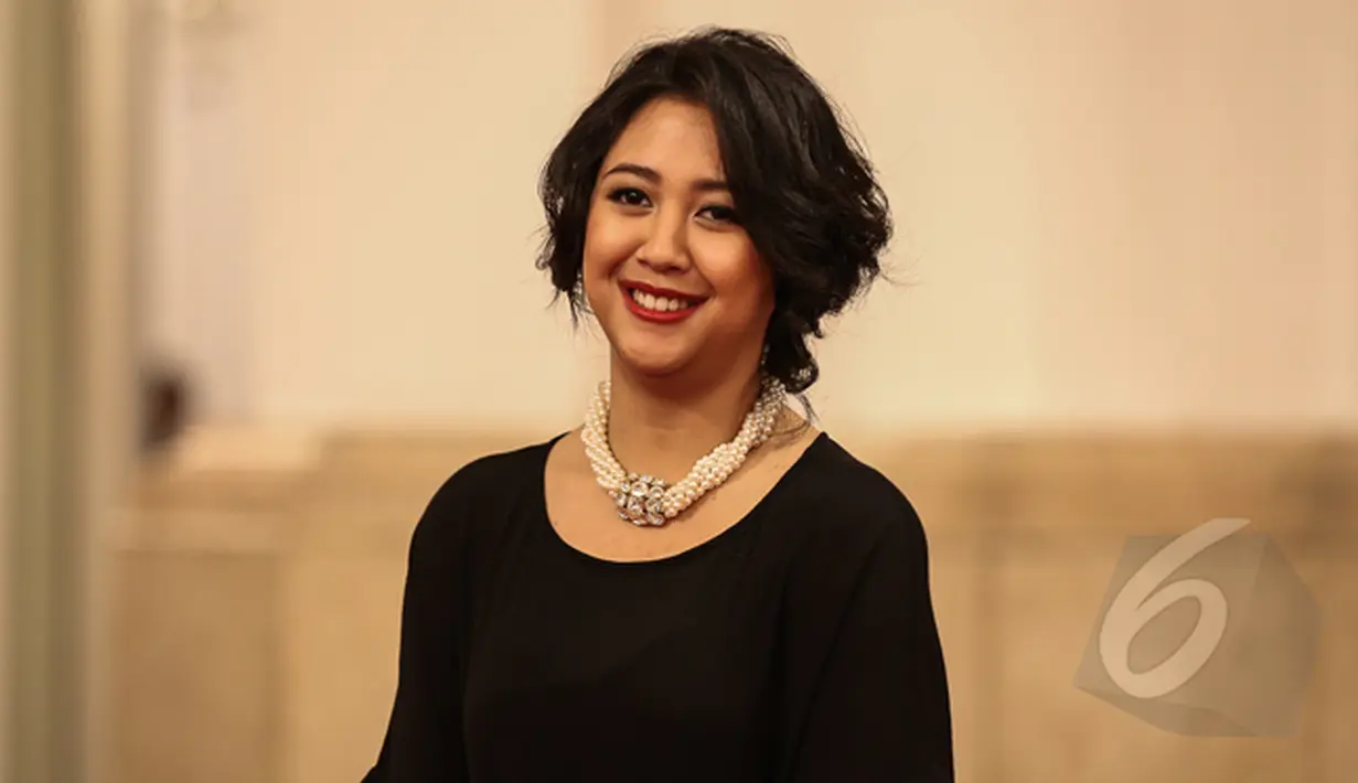 Senyum mengembang lebar dari bibir mungil penyanyi Sherina Munaf saat mengahadiri pelantikan ayahnya di Istana Negara, Jakarta, Senin (26/1/2015). (Liputan6.com/Faizal Fanani)