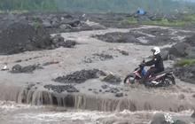 Penempakan Banjir Lahar Semeru, Warga Panik Selamatkan Diri Nekat Seberangi Derasnya Arus Bermaterial