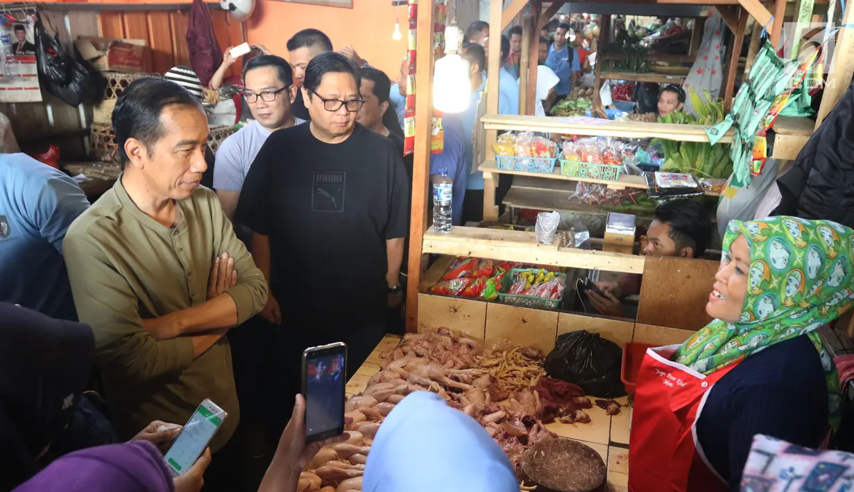 Calon Presiden Nomor Urut 01, Joko Widodo berbincang dengan pedagang saat blusukan ke Pasar Cihaurgeulis, Bandung, Minggu (11/11). Jokowi ditemani oleh Gubernur Jawa Barat Ridwan Kamil dan Ketua Umum Golkar, Airlangga Hartarto. (Liputan6.com/Angga Yuniar)