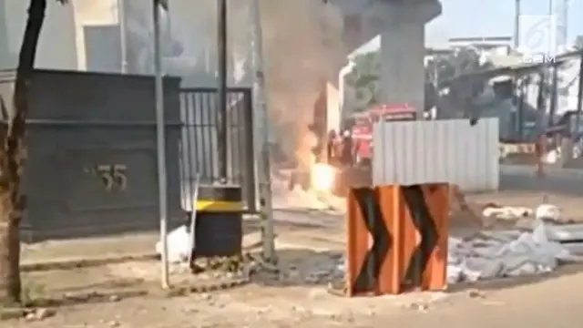 Sebuah kabel listrik di Jalan Panglima Polim Raya, Kebayoran Baru, Jakarta Selatan terbakar. Meski tidak ada korban, kebakaran kabel listrik itu diwarnai letupan dan api yang menyembur ke atas.