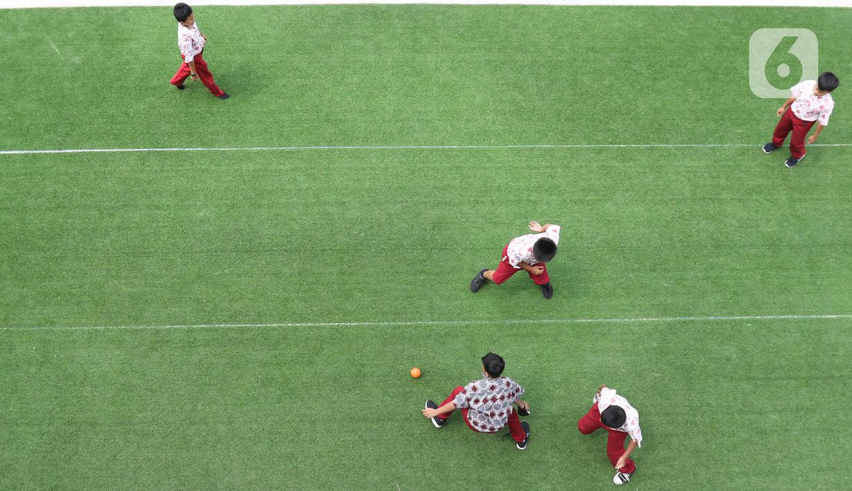 Siswa bermain di lapangan SDN Ragunan 08 yang termasuk sekolah berkonsep net zero carbon di Jakarta, Kamis (29/9/2022).  (Liputan6.com/Herman Zakharia)