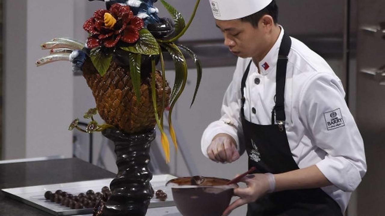 Melihat kepiawaian tangan para koki dunia membentuk cokelat