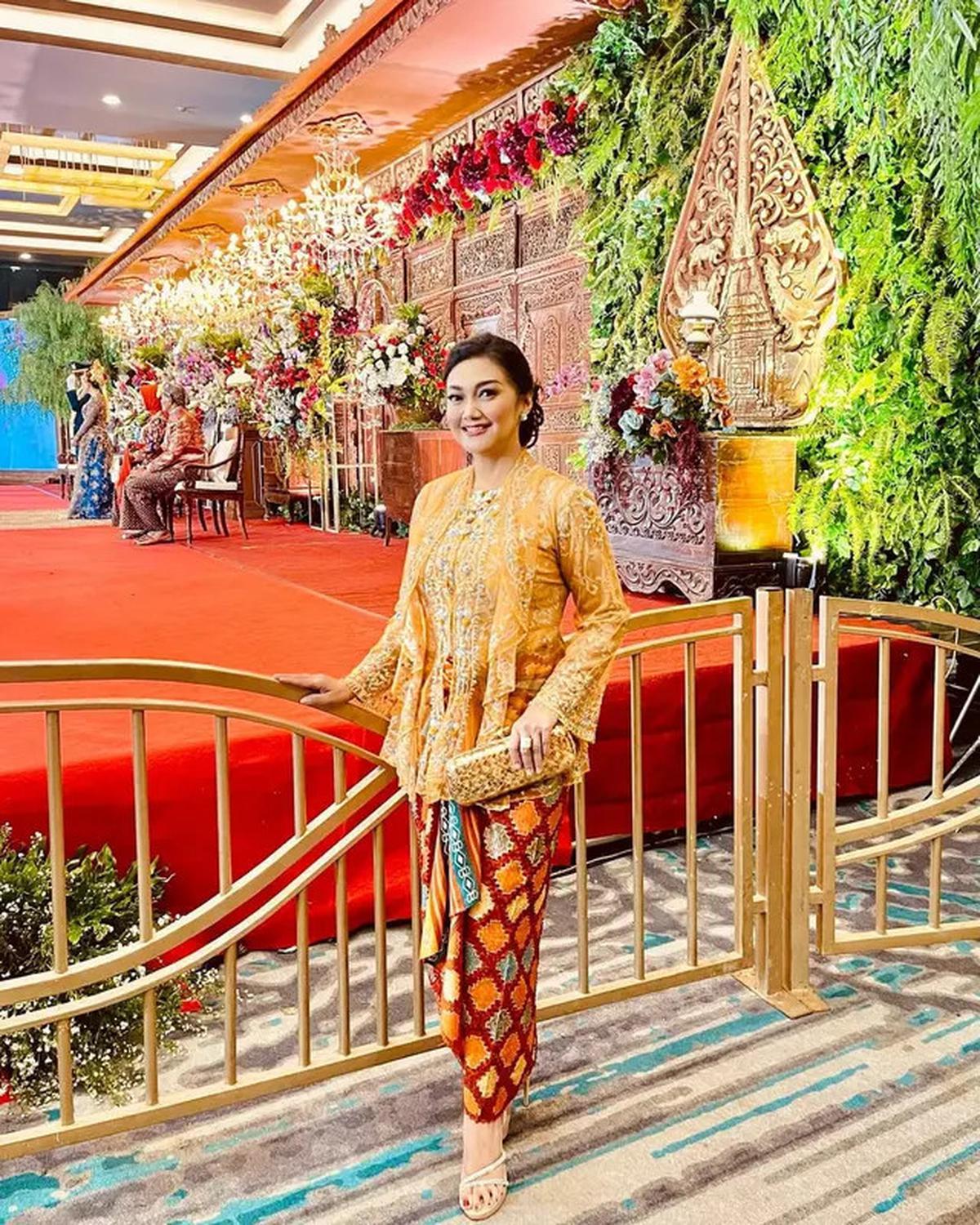 7 Potret Bella Saphira Pakai Kebaya, Penampilannya saat Acara Mantu Anak Curi Perhatian