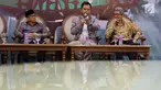 Anggota MPR F-Golkar Ichsan Firdaus (tengah), Anggota MPR F-PAN Yandri Susanto (kiri) dan perwakilan BNP2TKI Freddy Panggabean saat diskusi Empat Pilar MPR, Jakarta, Senin (5/11). Tema diskusi Perlindungan Tenaga Kerja Indonesia. (Liputan6.com/JohanTallo)