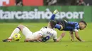 Pemain Inter Milan Achraf Hakimi (kanan) memperebutkan bola dengan pemain Atalanta Robin Gosens pada pertandingan Serie A di Stadion San Siro, Milan, Italia, Senin (8/3/2021). Inter Milan menang 1-0. (AP Photo/Luca Bruno)