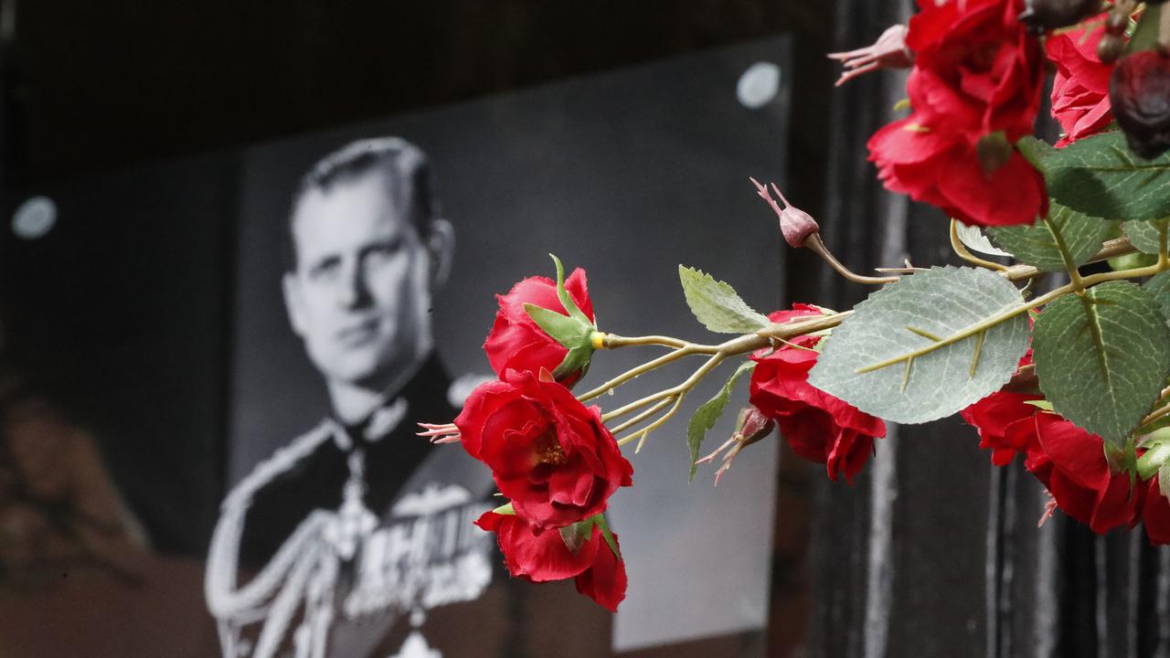 Bunga untuk Pangeran Philip di luar Kastil Windsor. (AP Photo/Frank Augstein)