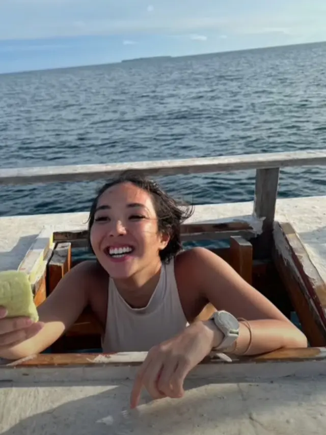 Gisel Berenang Bareng Hiu