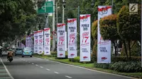 Pengendara melintasi spanduk sosialisasi Pemilu Serentak 2019 KPU di kawasan Jalan Imam Bonjol, Jakarta, Selasa (2/4). KPU mensosialisasikan kepada masyarakat agar menggunakan hak pilihnya pada Pemilu 2019 yang akan dilaksanakan 17 April mendatang. (Liputan6.com/Faizal Fanani)