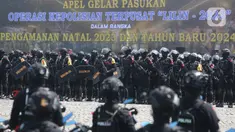 Anggota Korps Brimob Polri mengikuti apel gelar pasukan Operasi Lilin 2023 untuk pengamanan Natal 2023 dan Tahun Baru 2024 (Nataru) di Lapangan Silang Monas, Jakarta Pusat, Kamis (21/12/2023). (merdeka.com/Arie Basuki)