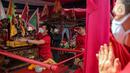 Warga keturunan Tionghoa memindahkan patung dewa saat Festival Cap Go Meh 2023 di kawasan Glodok, Jakarta, Minggu (5/2/2023). Warga keturunan Tionghoa meyakini dalam perayaan Cap Go Meh para dewa keluar dari surga untuk membagikan keselamatan, kesejahteraan, dan nasib baik. (Liputan6.com/Faizal Fanani)