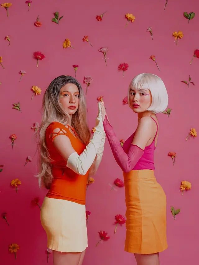 6 Gaya Pemotretan Cassandra Lee dan Beby Tsabina Bertema Barbie, Kompak