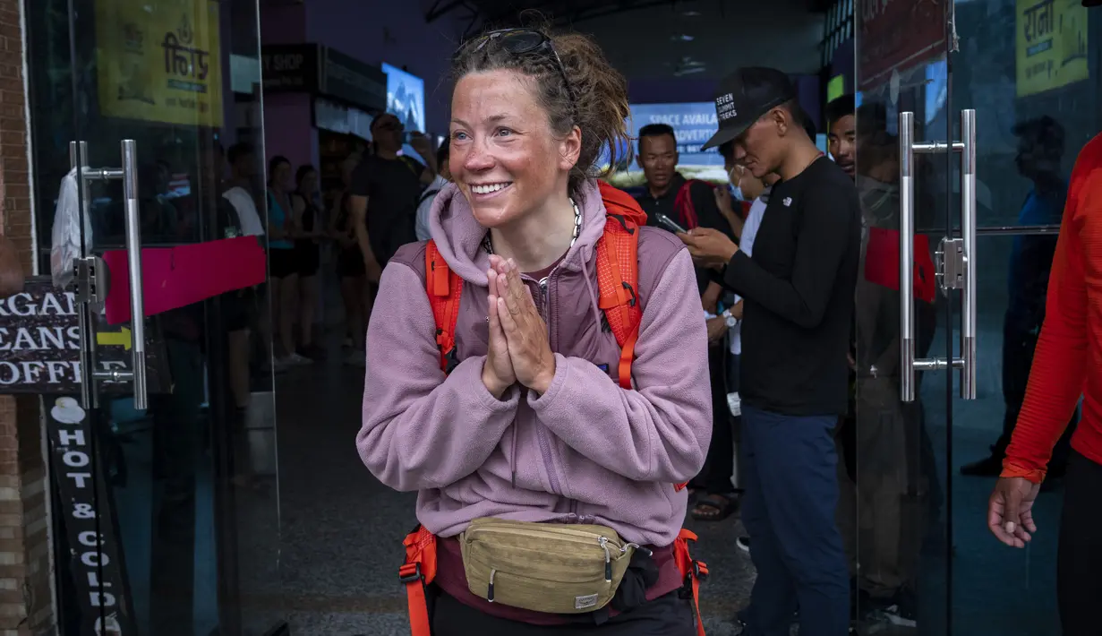 Pendaki Norwegia Kristin Harila, 37, tiba setelah mencapai puncak Annapurna di Kathmandu, Nepal, Selasa (6/6/2023). Pendaki Norwegia yang bertujuan untuk menjadi pendaki tercepat yang mendaki semua 14 gunung tertinggi di dunia mengumumkan dia mempersingkat tujuannya dan melakukannya setengah waktu dari target awal. (AP Photo/Niranjan Shrestha)