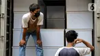 Petugas saat menurunkan peti jenazah COVID-19 untuk didistribusikan ke rumah sakit di TPU Petamburan, Jakarta, Selasa (6/7/2021). Pemprov DKI Jakarta melalui Dinas Pertamanan dan Hutan menyediakan peti jenazah gratis untuk rumah sakit dan pasien COVID-19 di seluruh DKI. (Liputan6.com/Faizal Fanani)