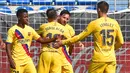 Para pemain Barcelona merayakan gol yang dicetak oleh Lionel Messi ke gawang Alaves pada laga La Liga di Stadion Mendizorroza, Minggu (19/7/2020). Barcelona menang dengan skor 5-0. (AFP/Ander Gillenea)