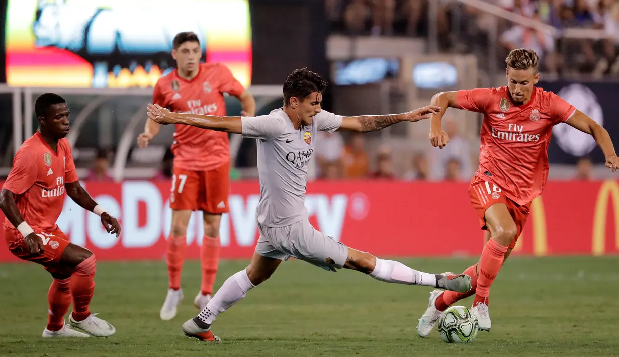 Gelandang Real Madrid, Marcos Llorente (kanan) berebut bola dengan gelandang AS Roma Lorenzo Pellegrini dalam International Champions Cup (ICC) di New Jersey, AS, Selasa (7/8). (AP Photo/Julio Cortez)