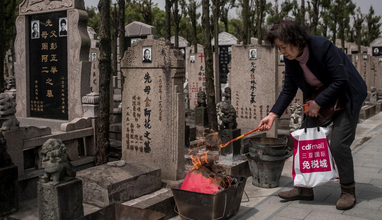 FOTO: Melihat Festival Qingming, Ritual Ziarah Makam di China