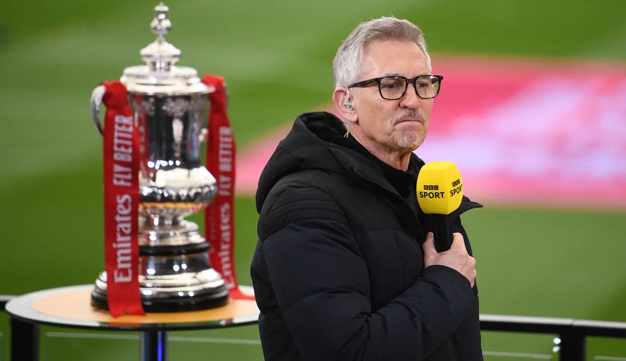 Bersama Leicester City pada musim 1984/1985 ia berhasil menjadi top skor dengan torehan 24 gol. Sementara pada musim 1985/1986 dan 1989/1990 bersama Everton dan Tottenham Hotspur ia sukses menjadi top skor dengan raihan 30 dan 24 gol. (AFP/Pool/Oli Scarff)