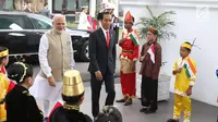 Presiden Joko Widodo (Jokowi) menyambut Perdana Menteri (PM) India, Narendra Modi di Istana Merdeka, Jakarta, Rabu (30/5). Kunjungan Modi ke Indonesia dilakukan untuk pertemuan bilateral kedua negara. (Liputan6.com/Angga Yuniar)