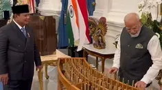 Momen PM Modi Belajar Main Angklung Bersama Prabowo