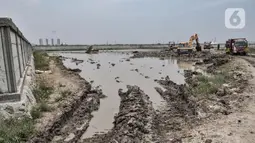 Suasana penggarapan lahan untuk dijadikan lokasi pemakaman khusus Covid-19 di Rorotan, Jakarta, Selasa (29/9/2020). Pemakaman khusus Covid-19 tersebut diperkirakan dapat menampung sekitar 5.000 petak makam. (merdeka.com/Iqbal S. Nugroho)