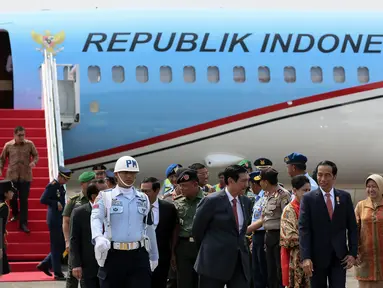 Presiden Jokowi  berbincang dengan Menkopolhukam Luhut B Panjaitan setibanya di Bandara Halim Perdanakusuma, Jakarta ,(2/12). Presiden dan rombongan tiba usai hadiri pertemuan pemimpin negara pada KTT perubahan iklim di Paris. (Liputan6.com/Faizal Fanani)