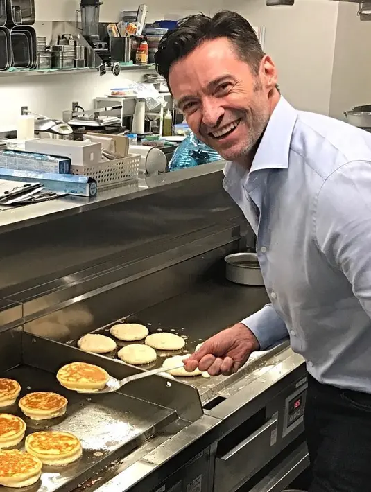 Nggak cuma bisa makan saja. Hugh Jackman sepertinya juga bisa memasak hidangan yang enak-enak nih. (instagram/thehughjackman)