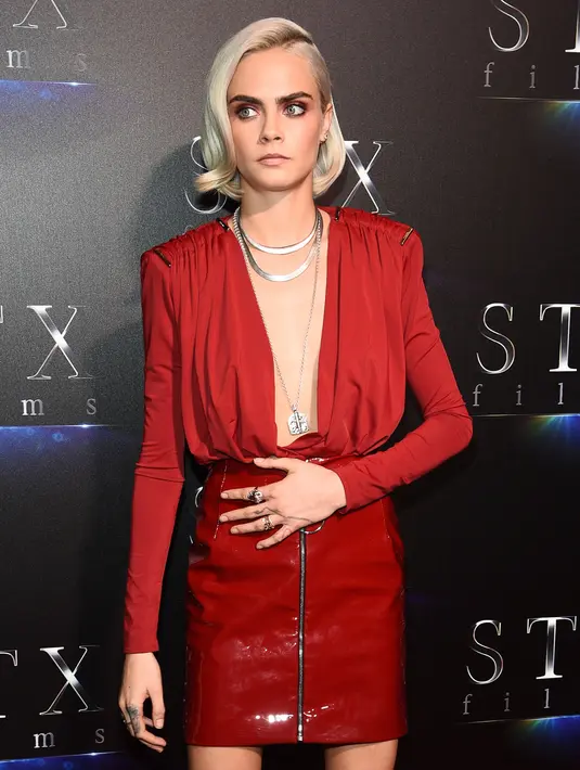 Cara Delevingne tampil dalam balutan atasan merah berlengan panjang dengan aksen low neckline dan leather skirt berwarna senada. Wanita asal Inggris itu menata rambut bob nya dengan sedikit sentuhan bergelombang. (Al Powers/Powers Imagery/Invision/AP)