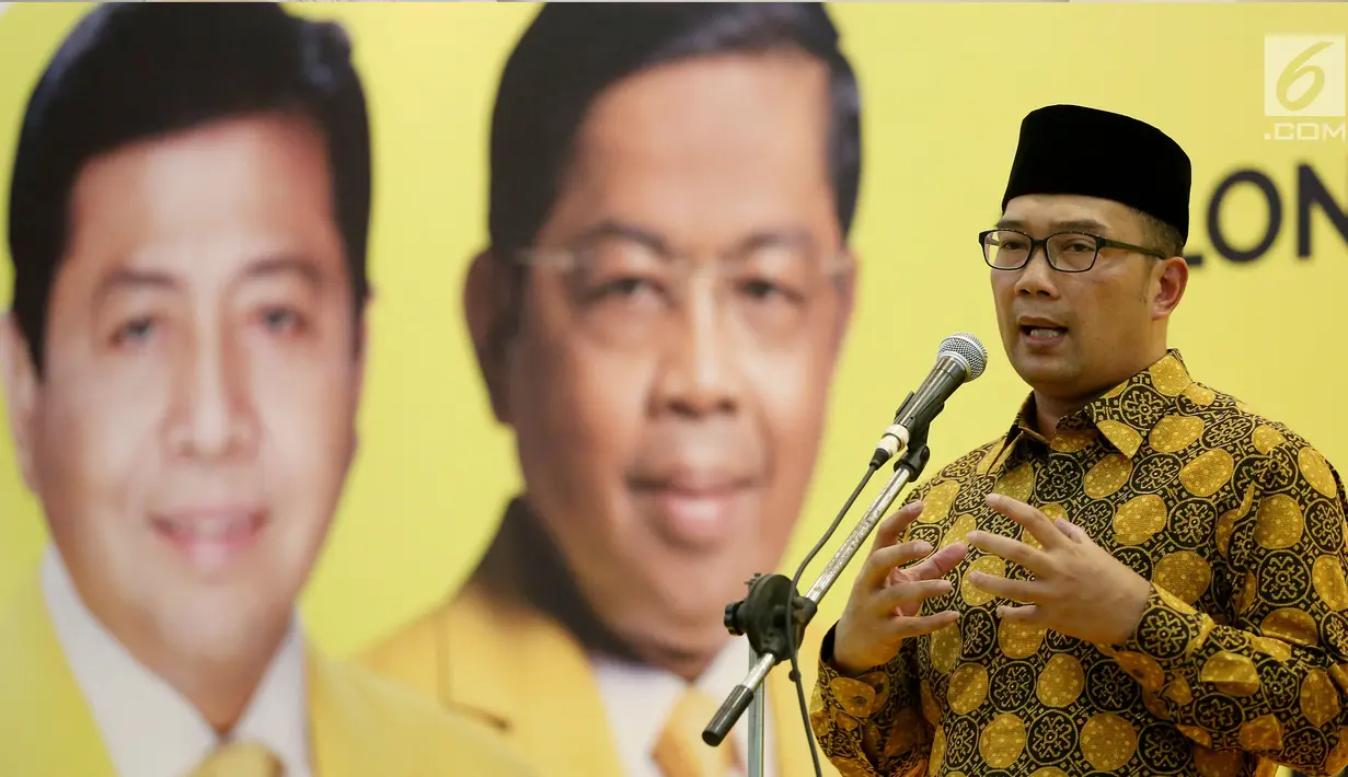 Ridwan Kamil memberi keterangan saat konferensi pers mengenai pengumuman calon Gubernur dan Wakil Gubernur Jawa Barat di DPP Golkar, Jakarta, Kamis (9/11). Golkar resmi mengusung Ridwan Kamil dan Daniel Muttaqien di Pilgub Jabar (Liputan6.com/Johan Tallo)