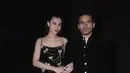 Aaliyah Massaid hadir bersama suami, Thoriq Halilintar yang kompak pakai baju hitam. Aaliyah elegan dibalut long dress spaggeti strap dihiasi bros kupu-kupu. Thoriq Halilintar mengenakan atasan hitam. [@aaliyah.massaid]