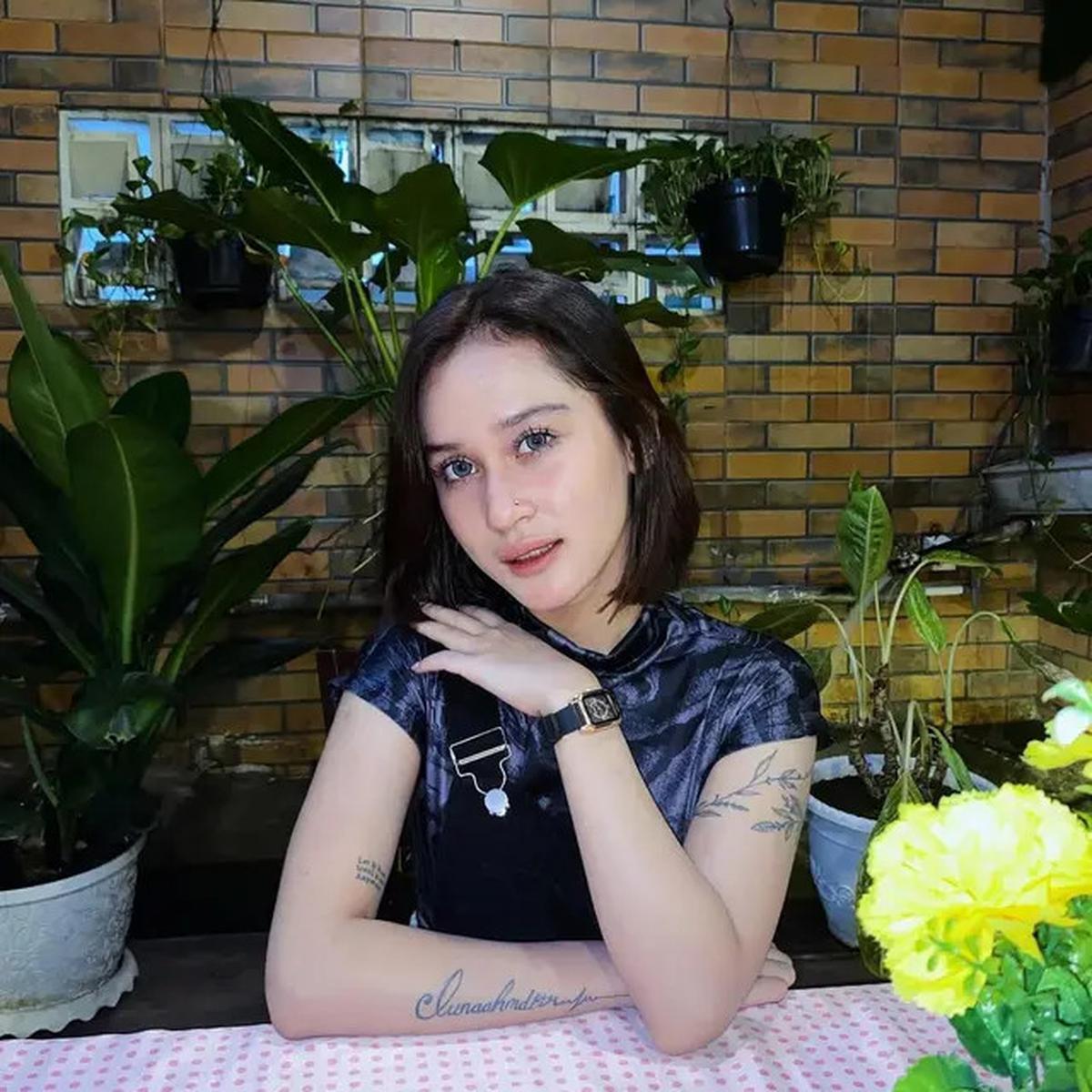 7 Potret Luna Alhamdy Dikabarkan Dekat Virgoun, Pamer Foto Bareng
