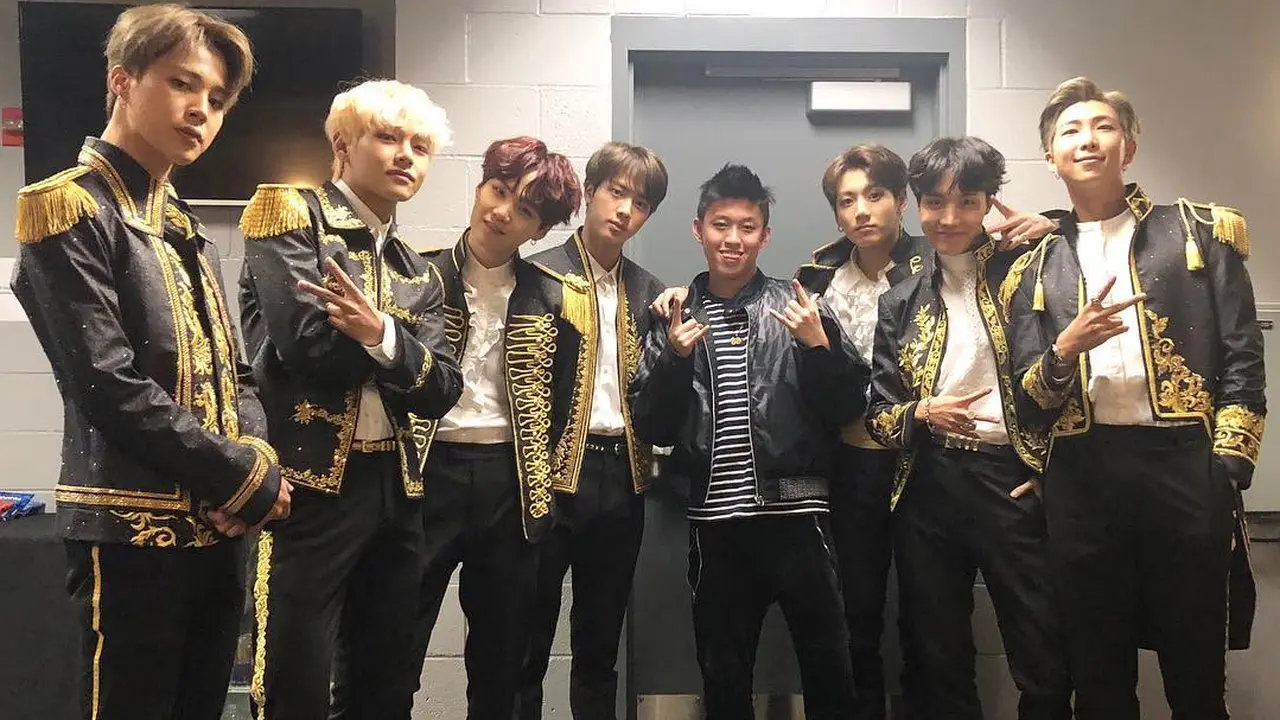 [Bintang] Bikin Heboh, Rich Brian Tonton Konser BTS di Los Angeles