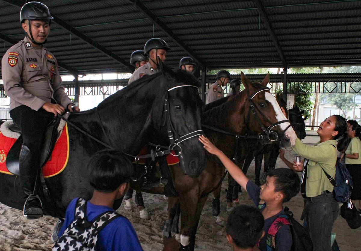 FOTO: Komunitas Jendela Jakarta Ajak Anak-Anak Kenali Peran Polisi Satwa
