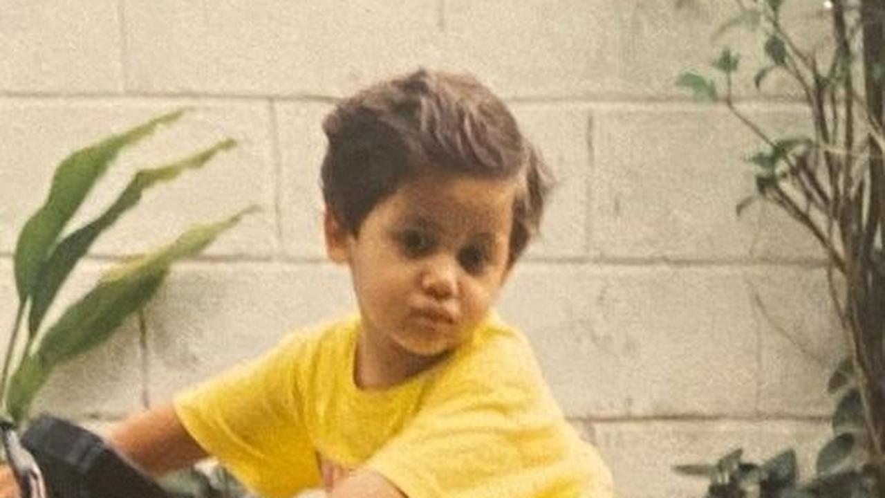 Pevita kecil sudah mulai bisa berjalan meski harus menggunakan alat bantu. Dalam sebuah foto, ia tampak mengikuti kakaknya yang sedang berlatih bersepeda.<br>