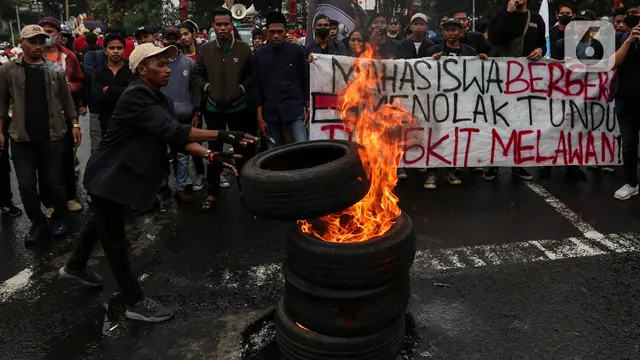 Demo Mahasiswa Tolak Kenaikan Harga BBM di Patung Kuda