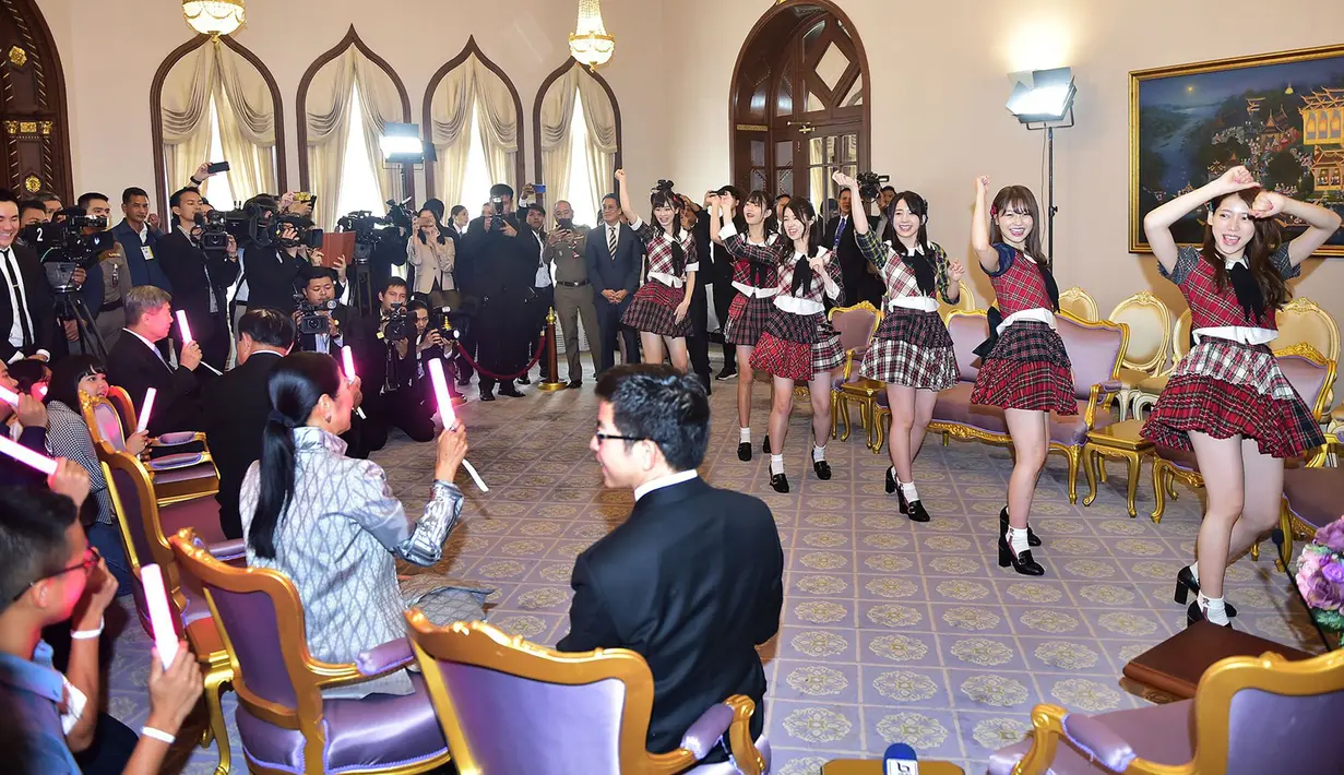 Grup musik Jepang, AKB48 tampil di hadapan PM Thailand, Prayut Chan-O-Cha di Gedung Pemerintahan di Bangkok, Kamis (13/8). Keenam member AKB48 menari dengan lagu populer mereka yang berjudul Koi Suru Fortune Cookie. (HO/ROYAL THAI GOVERNMENT/AFP)