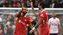 Pemain Liverpool, Mohamed Salah (kiri) melakukan selebrasi dengan Dominik Szoboszlai setelah mencetak gol kedua timnya selama pertandingan Liga Premier Inggris melawan Brentford di Stadion Anfield, Liverpool, Minggu, 25 Agustus 2024. (AP Photo/Rui Vieira)