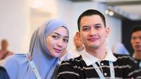 Potret Citra Kirana dan Rezky Adhitya berangkat haji (sumber: Instagram/thereal_rezkyadhitya)