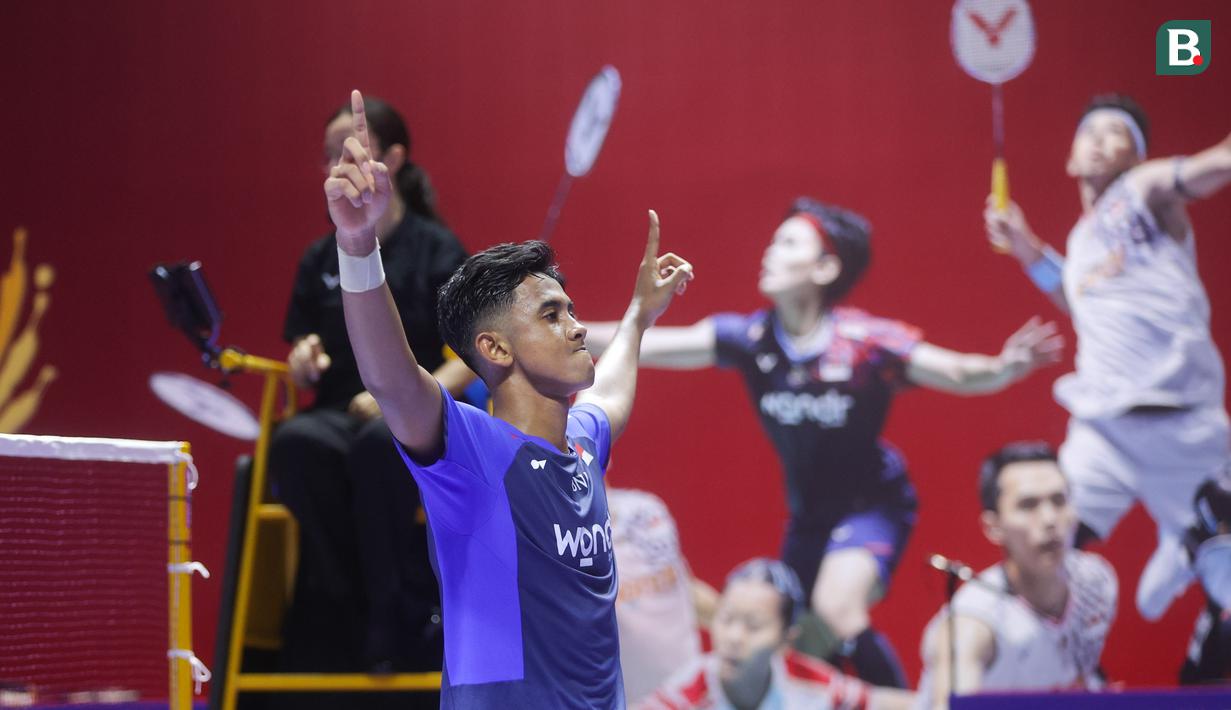Tunggal putra Indonesia, Alwi Farhan, melakukan selebrasi setelah menaklukkan wakil India, H.S. Prannoy pada pertandingan 32 besar Indonesia Open 2025 di Istora Senayan Jakarta, Selasa (3/6/2025). (Bola.com/M Iqbal Ichsan)