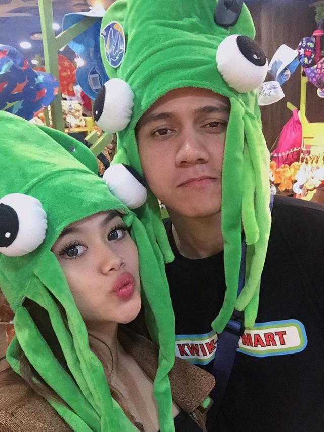 Jarang Terekspos, Ini 6 Momen Manis Reza Alisyahbana 'Cinta Karena Cinta' dan Kekasih